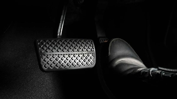 Embrayage qui broute : quelles sont les causes et que faire ?